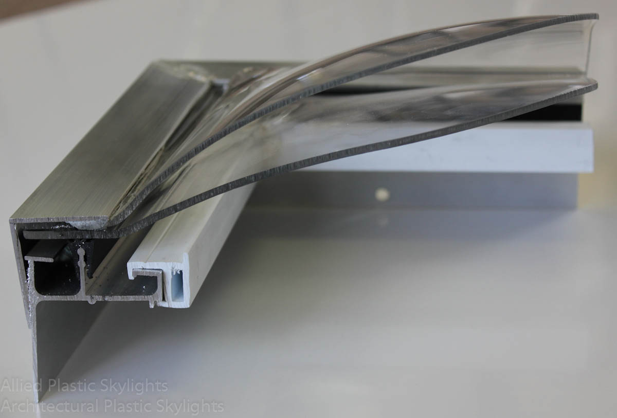 démo d'un angle de lanterneau avec cadre en aluminium NFFDD